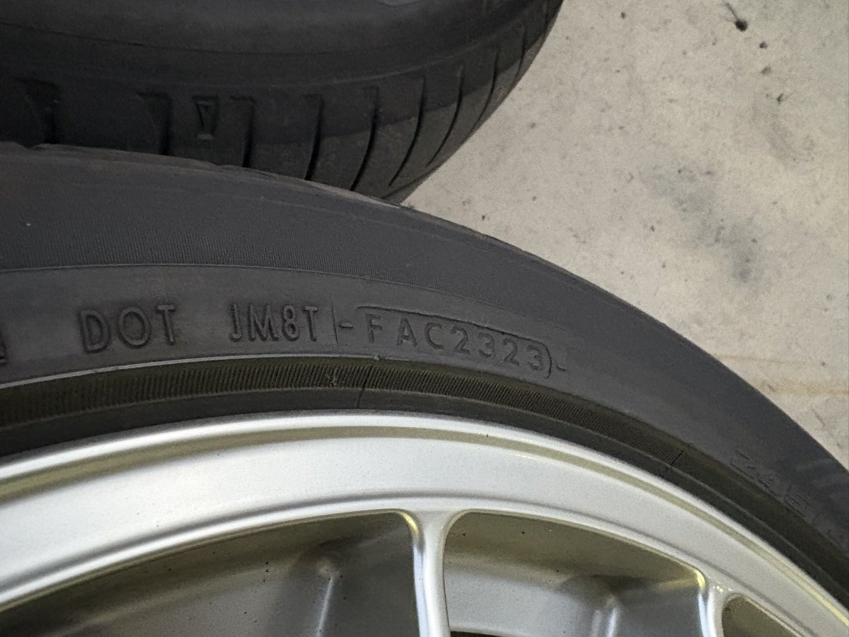 buchikowalegend's tweet photo. 車両入れ替えに伴い、嫁ぎ先探してます。

BBS  RE015  8.5J+48  ハブ径64mm
ADVANsport V107  245/40R19

レジェンド専用設計なのでホンダサイズのハブ径です。
タイヤは2023年製造ですが、去年の夏に新品で購入し、スタッドレス期間を除いて1万キロ弱走ってます。

16万で…🙇‍♂️ https://t.co/k58OOZHG9U