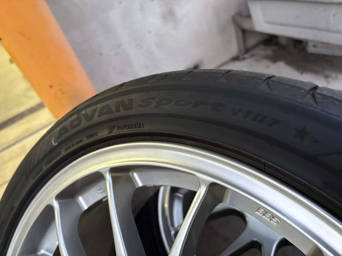buchikowalegend's tweet photo. 車両入れ替えに伴い、嫁ぎ先探してます。

BBS  RE015  8.5J+48  ハブ径64mm
ADVANsport V107  245/40R19

レジェンド専用設計なのでホンダサイズのハブ径です。
タイヤは2023年製造ですが、去年の夏に新品で購入し、スタッドレス期間を除いて1万キロ弱走ってます。

16万で…🙇‍♂️ https://t.co/k58OOZHG9U