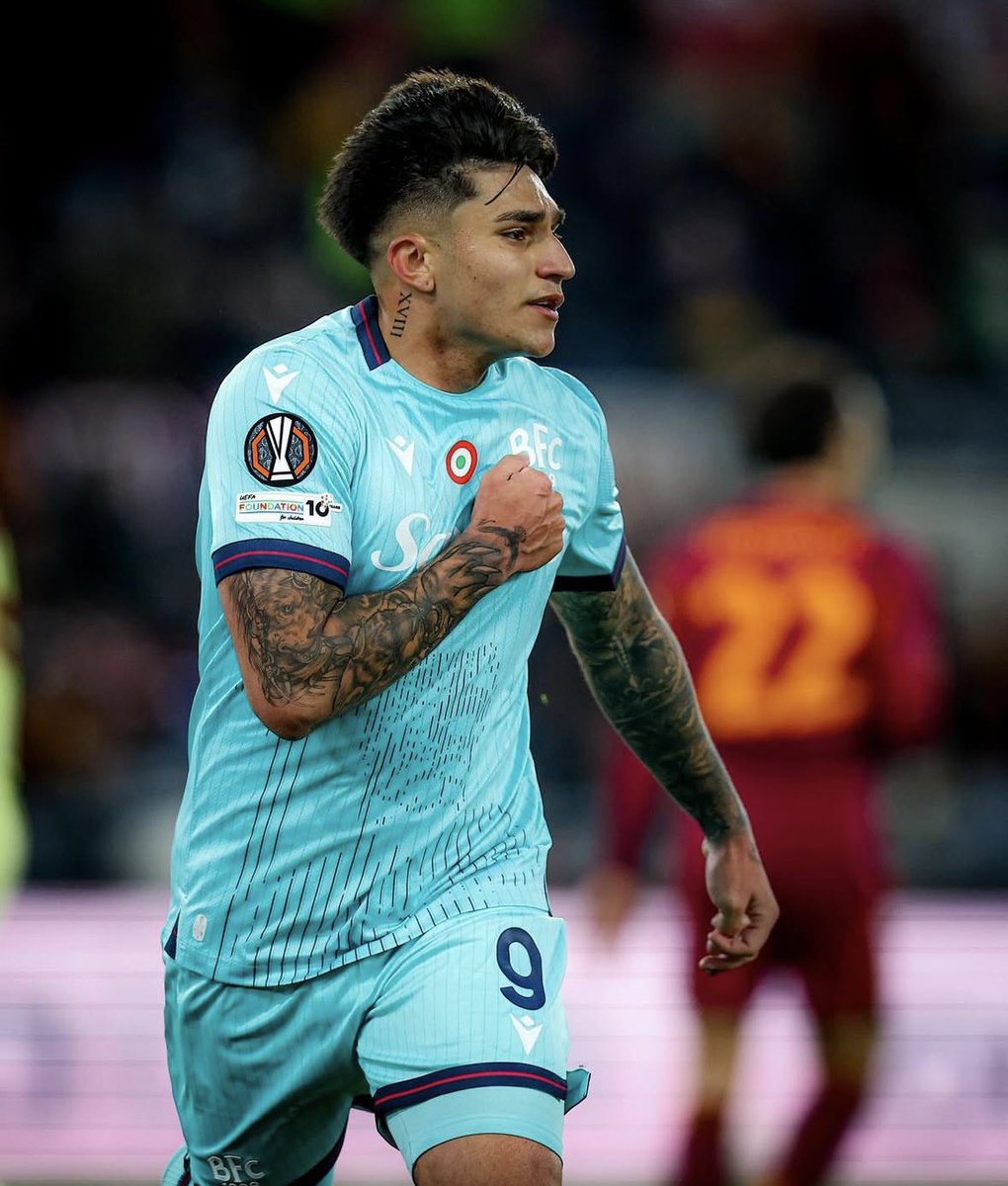 CLMerlo's tweet photo. 🚨Santiago Castro está muy cerca de convertirse en nuevo refuerzo de la Roma. 
*️⃣Con el futbolista ya hay principio de acuerdo en sus términos personales. Entiendo que con Bologna es muy factible que se cierre el trato por €35M más objetivos. 
ℹ️Primero @FabrizioRomano https://t.co/RigzBh37ce