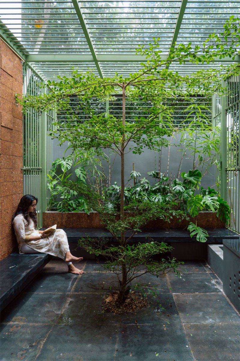 shavnyuyngah's tweet photo. Courtyards have slowly disappeared from our homes. Mostly space constraints, partly people avoiding the upkeep they demand.

But these are the spots where a home’s best memories are made. Stories told. Warm conversations under the Sunday sun, weekends bleeding into holidays.

Here are some courtyard ideas you can integrate into your home 🧵