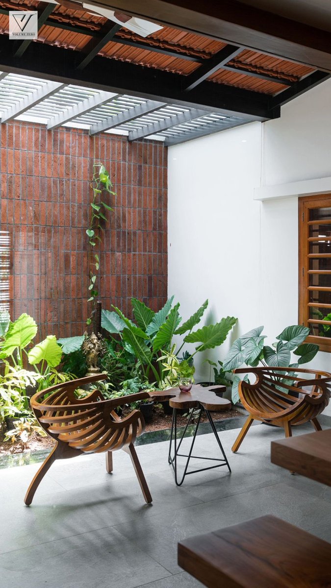 shavnyuyngah's tweet photo. Courtyards have slowly disappeared from our homes. Mostly space constraints, partly people avoiding the upkeep they demand.

But these are the spots where a home’s best memories are made. Stories told. Warm conversations under the Sunday sun, weekends bleeding into holidays.

Here are some courtyard ideas you can integrate into your home 🧵