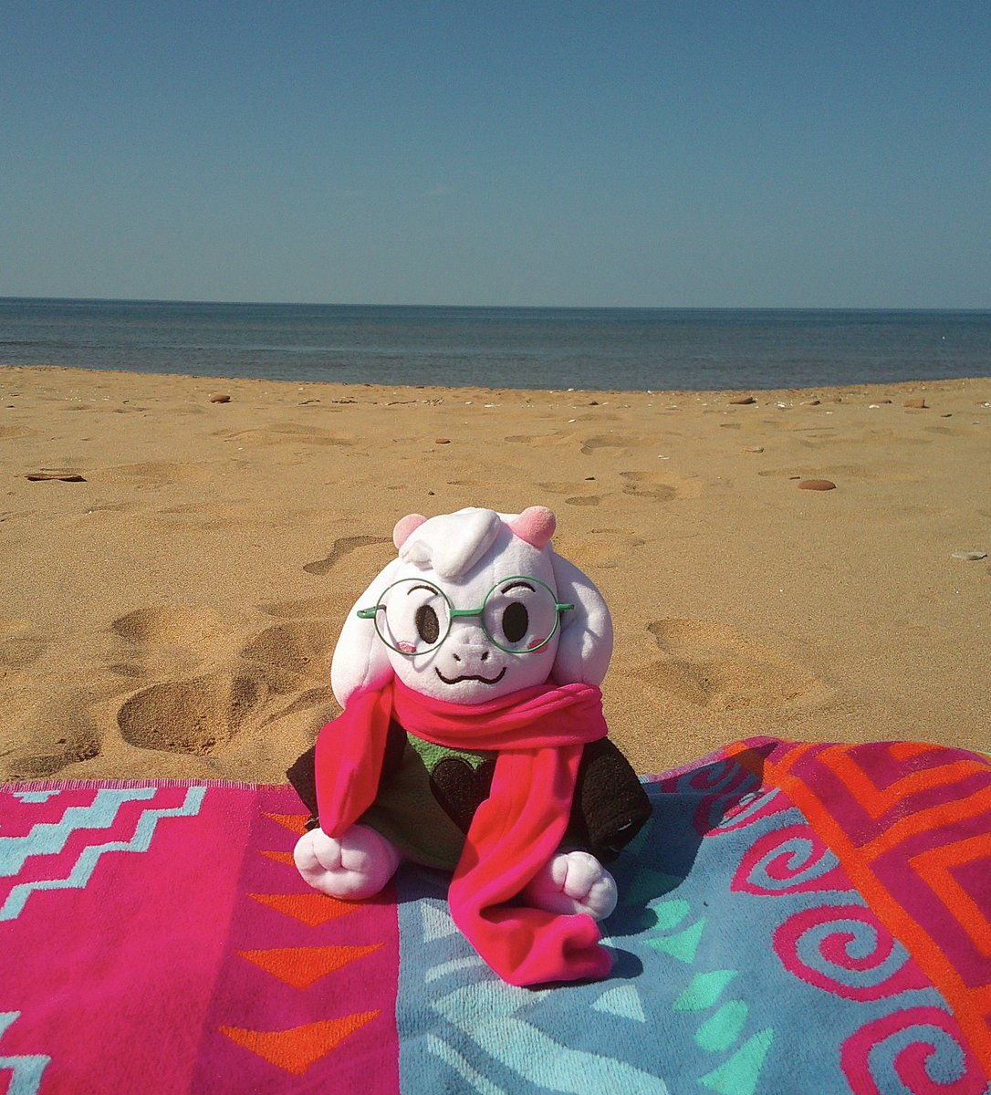 mikufanpage888's tweet photo. #ralsei #deltarune #beach https://t.co/lsIsxUEE6E
