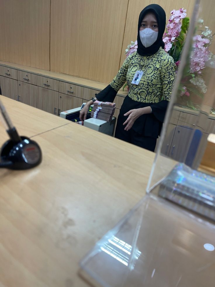 Playlistsedih1's tweet photo. Temen gue, Tasya, resign minggu lalu dari bank tempat dia jadi teller. Gaji Rp5,8 juta. Cabang deket rumah, jalan kaki 15 menit. Posisi yang dulu dia perjuangin banget pas psikotes berkali-kali gagal di bank lain. Semua orang bilang dia keburu-buru. Terus dia nunjukin satu rekaman suara ke gue. Gue langsung diem pas dengerin.

Isinya rekaman briefing pagi sama kepala cabangnya. "Tasya, kamu tuh saya angkat dari CS ke teller karena kasian, bukan karena kamu emang mampu." Padahal kata Tasya, dia yang paling jarang selisih kas se-cabang, track record-nya paling bersih dari semua teller. Dan itu bukan kali pertama kepala cabangnya ngomong gitu di depan orang lain.

Gue tanya, "Udah berapa lama kayak gitu?" "Hampir 2 tahun." "Lo diem aja?" "Awalnya gue pikir emang gue yang kurang capable. Temen-temen bilang dia emang gitu ke semua orang, biar pada gak lengah." Kalimat "biar pada gak lengah" itu yang bikin gue kesel denger. Karena itu kalimat yang sering dipake buat ngebenerin cara ngomong yang ngerendahin orang di depan umum.

Tasya cerita pola yang dia alamin hampir 2 tahun: Antrian numpuk karena sistem lemot, disalahin ke Tasya di depan nasabah. Tasya lembur closing kas sampe akurat sampe rupiah, besoknya yang dipuji ke kantor pusat "kepemimpinan" kepala cabangnya. Tiap Tasya diminta ngajarin teller baru, tiba-tiba ada omongan dia "sok senior". Satu-satu keliatan biasa. Digabung, itu pola yang sama tiap ada penilaian kinerja bulanan.

Yang paling ngeri bukan omongannya. Tapi efeknya ke Tasya pelan-pelan. Dari yang pede ngitung transaksi gede, jadi dobel-tiga kali ngecek takut salah walau udah bener. Dari yang tenang ketemu nasabah rewel, jadi gampang gemeteran duluan sebelum shift mulai. Tiga bulan terakhir dia mulai kena maag, padahal makannya teratur. Suaminya yang notice, "Kamu tidur kok gak nyenyak terus tiap malem Minggu?"

Tasya sempet coba semua cara. Ngomong langsung: dijawab "kok gitu doang baper, kamu harus lebih kuat mental kalau mau naik jabatan." Lapor ke HR area: dibilang "kita perlu data konkret, bukan cuma perasaan." Minta pindah cabang: ditolak, katanya "cabang ini lagi butuh kamu." Sistemnya gak lupa. Sistemnya emang lebih gampang nahan Tasya daripada negur kepala cabangnya.

Titik baliknya sepele banget. Tasya lagi beresin folder penilaian kinerja tahunan. Dia baru sadar, 2 tahun jadi teller, nilai kinerjanya selalu "baik", gak pernah "sangat baik" — padahal track record kas paling bersih se-cabang. Dia itung, ada minimal 8 kali momen dia yang nyelametin cabang dari komplain nasabah, tapi gak pernah nongol di catatan penilaian.

Sebelum resign, Tasya lakuin 3 hal: Pertama, dia simpen semua bukti. Rekaman, catatan kas harian, tanggal kejadian. Biar dia percaya sama kerjaannya sendiri. Kedua, dia mulai belajar sertifikasi keuangan lewat … modal pengalaman teller yang udah dia punya — biar CV-nya naik level, bukan cuma "pernah jadi teller." Ketiga, dia resign setelah lolos seleksi di tempat baru dan tabungan cukup 5 bulan.

Sekarang, 2 bulan setelah resign, Tasya kerja di posisi yang lebih tinggi di lembaga keuangan lain. Gaji Rp7,3 juta, dan yang paling penting, penilaian kinerjanya jelas, terukur, bukan tergantung mood atasan. Katanya, "Yang paling gue syukurin bukan gajinya doang. Sekarang gue kerja tanpa was-was tiap ada briefing pagi. Itu yang paling berharga." Dia gak nyuruh semua orang resign kayak dia. Dia cuma bilang, jangan tunggu sampe lo ngerasa gak layak buat hal yang sebenernya lo kuasain banget.

Sebelum lo scroll, cek diri lo sendiri: Ada gak atasan yang bikin lo ragu sama kemampuan lo sendiri, padahal hasil kerja lo jelas bagus? Lo sering ngerasa "mungkin emang gue yang kurang" padahal buktinya nunjukin sebaliknya? Kalau iya, itu bukan lo yang kurang percaya diri. Itu sinyal. Jangan buru-buru bilang "ah gue aja yang insecure."

Share ini ke temen lo yang tiap abis dinilai atasannya jadi ragu sama kemampuan sendiri. Kadang yang dia butuhin bukan nasihat. Tapi tau bahwa dia gak sendirian dan gak salah.

cc : anisarahmitaaa