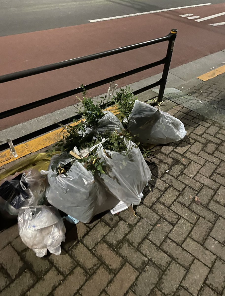 crx_830's tweet photo. ここで誰か亡くなったのかなと思って手を合わせたらただの草むしりの後だった https://t.co/eCIsOjTpHW