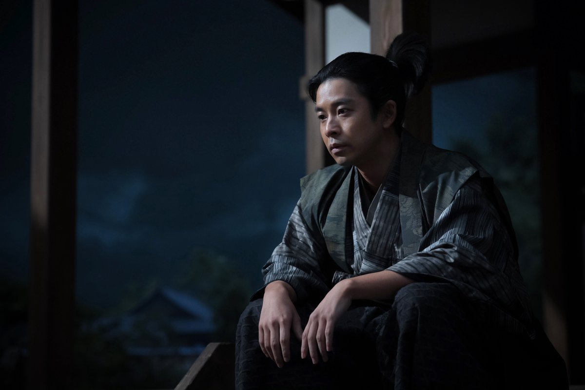 modelpress's tweet photo. 仲野太賀「豊臣兄弟！」与一郎の死は
「すごく胸が苦しかった」
https://t.co/r9VH2XSCAM

与一郎は、慶（吉岡里帆）と小一郎をつないでくれた存在です。本当にわが子のように愛し、大切に育ててきました。だからこそ、「自分が侍でなければ」「自分が戦に行かなければ」 「慶が自分のもとに嫁いでこなければ」といった思いが小一郎の中に生まれるんです。自分の無力さやむなしさが込み上げてくるシーンでしたし、すごく胸が苦しかったですね。 また、与一郎の死によって、中村にいたころの農民だった時代も思い出しました。乱世に押しつぶされそうになる感覚といいますか。なので、僕としてはしっかりわが子への愛情、そしてむなしさをしっかり表現できればと思いながら演じていました。