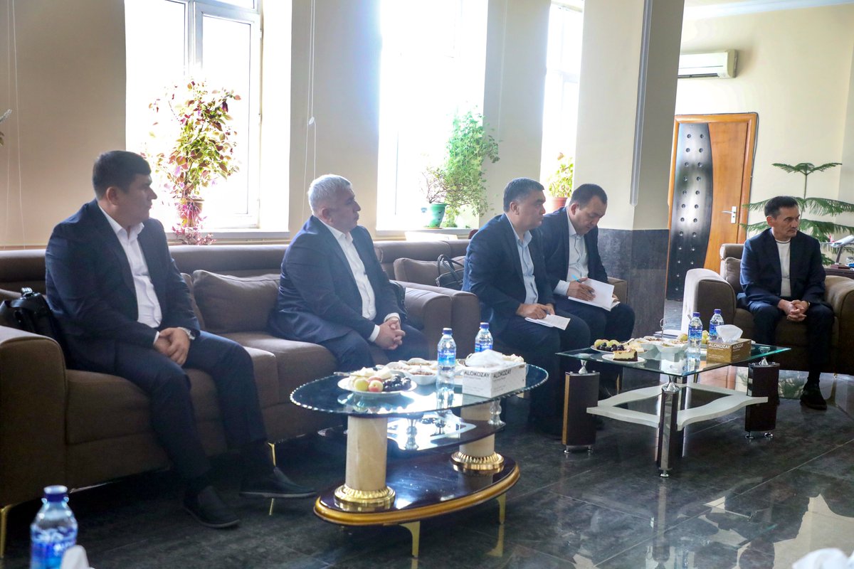 DChlnd's tweet photo. د افغانستان او ازبکستان ترمنځ د ټرانزیټي موټرو تګ راتګ زیاتېږي
د ټرانسپورټ او هوايي چلند وزیر الحاج ملا محمد فاضل مظلوم، د ازبکستان د ټرانسپورټ وزیر الهام مخکاموف رستمویچ او مل پلاوي سره لیدنه وکړه.۱/۵ https://t.co/2yLJcXGzdf