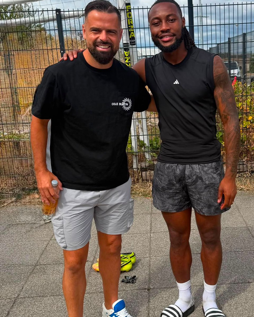 dartfordfc's tweet photo. The gaffer 🤝 Antoine Semenyo https://t.co/N0AGjX1393