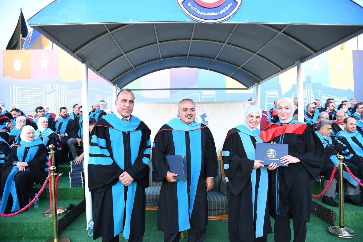aliaabumarar's tweet photo. This degree wasn't handed to us; it was earned through every complex equation, failed attempt, and stubborn breakthrough. Standing here today feels surreal, because there were days I wasn't sure I ever would.
Alhamdullilah 🙏🏻 https://t.co/KKtwuvccpg