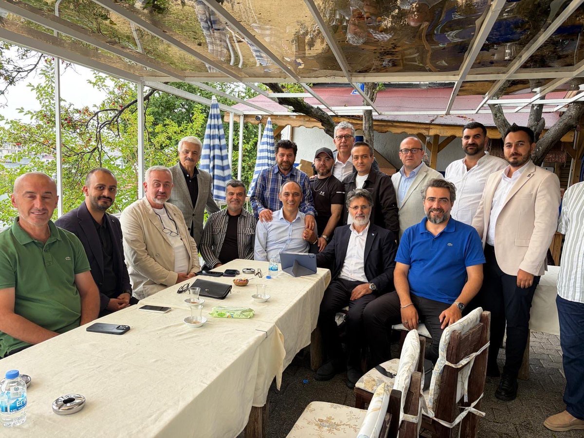istanbuldadeva's tweet photo. 🤝 Anadolu Yakası İlçe Başkanlarımız İstişare Toplantısında Bir Araya Geldi

Çekmeköy İlçe Başkanımız Sn. Hasan KELEŞ’in ev sahipliğinde düzenlenen Anadolu Yakası İlçe Başkanları İstişare Toplantısı, İstanbul İl Başkanımız Sn. Ali Hakan AĞAOĞLU’nun katılımıyla gerçekleştirildi.

Toplantıda; il ve ilçe teşkilatlarımız arasındaki iletişim ve koordinasyonun güçlendirilmesi, teşkilat çalışmalarına ilişkin değerlendirmelerde bulunulması ve karşılıklı fikir alışverişi yapılması amacıyla verimli istişareler gerçekleştirildi.

İl Başkanımız Sn. Ali Hakan AĞAOĞLU, Genel Merkezimizin gündemine ilişkin değerlendirmelerini ilçe başkanlarımızla paylaşırken, ilçe başkanlarımız da sahadaki gözlem, öneri ve değerlendirmelerini aktarma imkânı buldu.

Birlik ve beraberlik ruhu içerisinde gerçekleşen toplantının, teşkilat çalışmalarımıza önemli katkılar sağlamasına vesile olan ve nazik ev sahipliği dolayısıyla Çekmeköy İlçe Başkanımız Sn. Hasan KELEŞ’e teşekkür ediyoruz.