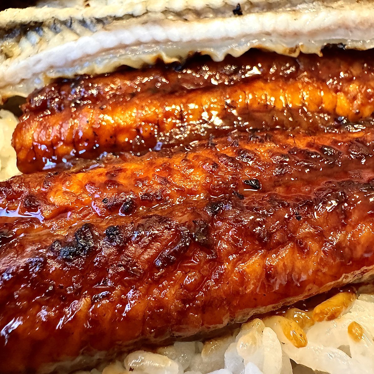 MY_MURMUR's tweet photo. 土用の丑ってことで。
蒲焼きと白焼き、あい盛りを。
ガツガツと喰らう。 https://t.co/0ZJhv3nw2p
