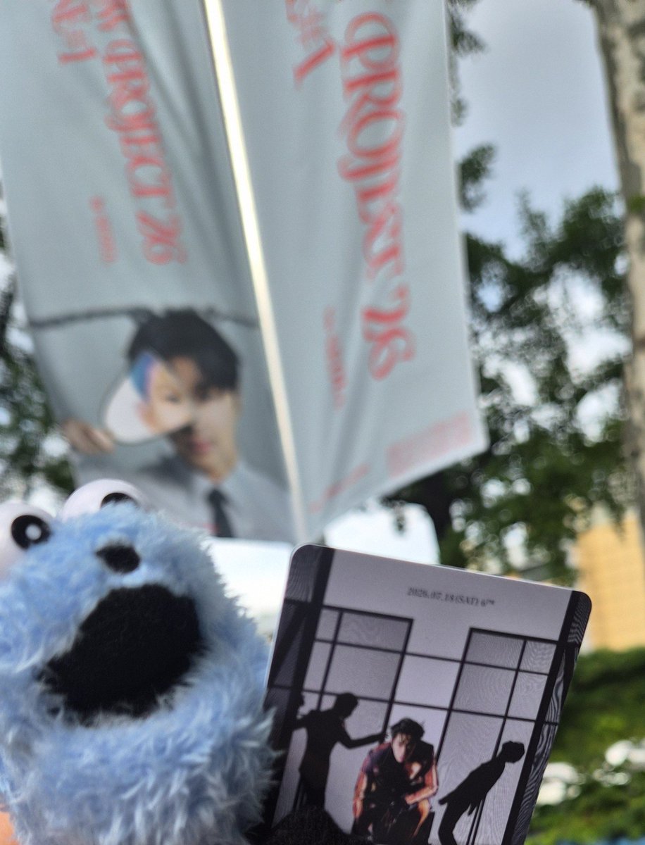 Ukn0a777's tweet photo. UPしてなかった👀 ソウルコン会場に着いて､無事カード式チケットを受け取ったわくわくスンスンと会場内で視点が合わないボトルスンスン 会場外のチケットブースでパスポートと印刷したチケット情報見せて交換､入場時ピッと機械にかざし中に入れて貰えました 名前座席が裏に印字されてます #ユノコン https://t.co/lNDNkNQQRg