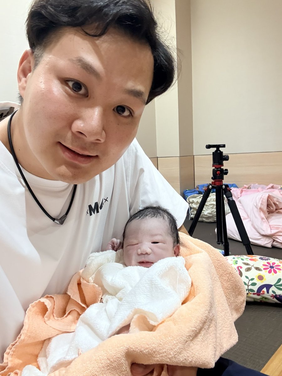 0ss_521's tweet photo. ご報告
本日7月26日に我が家に第二子が無事誕生しました🎉
元気いっぱいで、母子共に健康です❗️
元気な赤ちゃんを産んでくれた奥様に感謝です‼️
そして、お兄ちゃんになった長男も立会できて、出産を興味津々と見ていました😁
すでに弟LOVEのようです❤️
今後とも家族共々よろしくお願いします！ https://t.co/SDkVOTfwuB