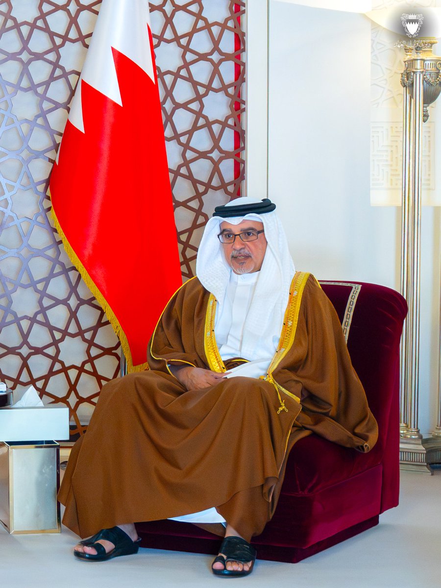 BahrainCPnews's tweet photo. صاحب السمو الملكي الأمير #سلمان_بن_حمد آل خليفة ولي العهد رئيس مجلس الوزراء يلتقي الفرق الطلابية الفائزة في مسابقة "ستارت أب بحرين – جامعة #البحرين " #فريق_البحرين https://t.co/7otaTDvEgr