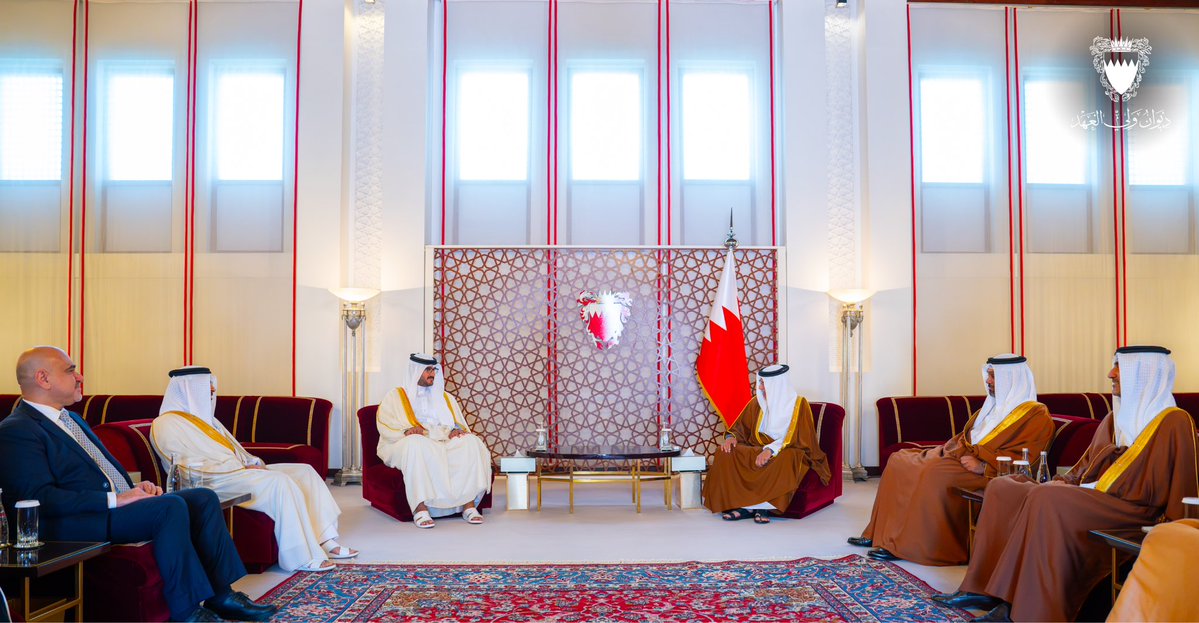 BahrainCPnews's tweet photo. His Royal Highness the Crown Prince and Prime Minister, #Salman_bin_Hamad Al Khalifa, meets with the teams who won the Startup Bahrain-UoB Competition #Bahrain #TeamBahrain https://t.co/7tdPFCXtou