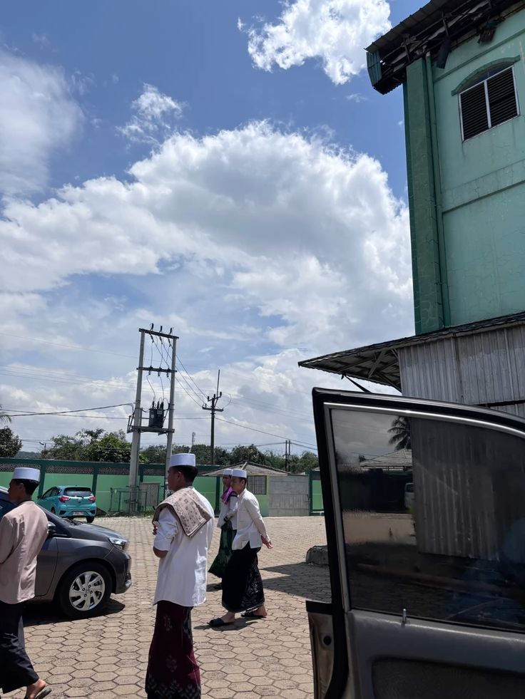 Jamtidurberanta's tweet photo. Pesantren menelepon karena anakku kabur. Dia ditemukan di IGD.

Pengurus bilang dia mencuri ponsel milik kakak kelas lalu keluar lewat pagar belakang. Mereka meminta kami membawanya pulang setelah dia menulis surat permintaan maaf.

Di IGD, anakku masih menggenggam ponsel itu.
Dia hanya mau menyerahkannya kepadaku.

Di dalamnya ada video anak kelas bawah disuruh merangkak sambil disiram air.

Yang merekam adalah kakak kelasnya sendiri.
Di akhir video, suara seorang pembina terdengar berkata, “Hapus sebelum besok.”

Anakku mengambil ponsel itu sebelum videonya sempat dihapus, lalu lari mencari kantor polisi. Dia pingsan di pinggir jalan lebih dulu.

Pimpinan pesantren datang malam itu dan meminta ponselnya dikembalikan.

Katanya tindakan kakak kelas itu akan diselesaikan secara internal. Kalau videonya keluar, ratusan santri yang tidak bersalah ikut menanggung malu.

Dia juga mengingatkan bahwa anakku tetap melakukan pencurian.

Aku menyalin videonya sebelum menyerahkan ponsel kepada polisi.

Anakku dikeluarkan tiga hari kemudian.
Orang tua anak di dalam video memilih tidak melapor. Mereka takut anaknya tidak diterima di sekolah lain.

Di surat yang menyatakan anakku dikeluarkan tertulis satu pelanggaran berat: membawa barang milik orang lain keluar area pesantren.

Tidak ada satu baris tentang isi ponselnya.

cc : rgjan03