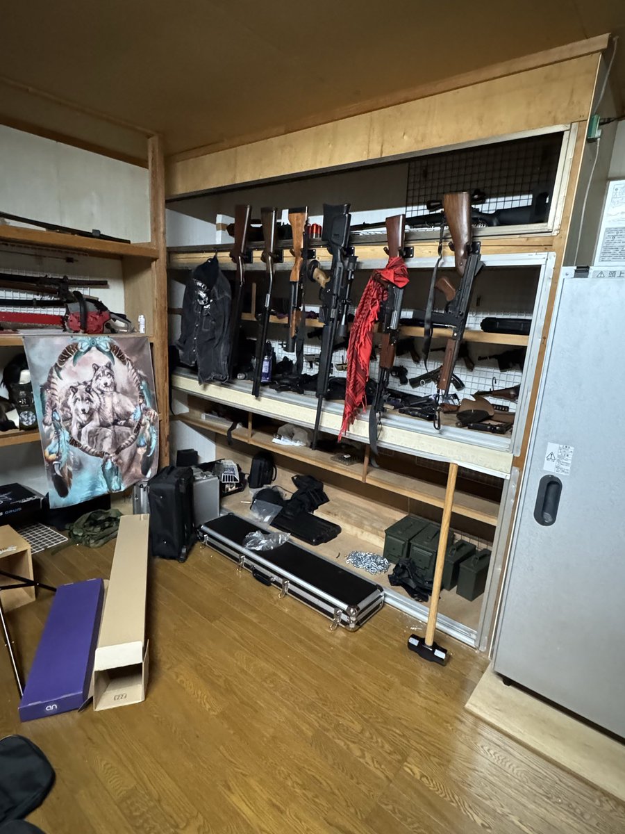 gaogaowolf09's tweet photo. がおさんちは写真撮るのに背景にしたり小道具として使えるもの結構あると思う https://t.co/bguTL1QQQD