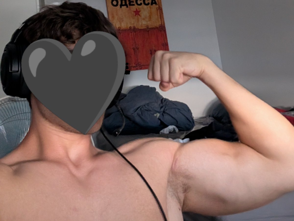 Kyrrooss's tweet photo. Biceps de gamer 🤓 https://t.co/5ABhKDGZWu