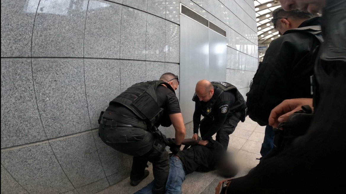 sofokleous10's tweet photo. Σουδανός συνελλήφθη όταν μπήκε μέσα στο τούνελ του Μετρό και φώναζε «Αλλάχ Άκμπαρ»
Ο άνδρας κατέβηκε στις γραμμές του Μετρό στην Αγία Παρασκευή κι άρχισε να κινείται πεζός στο τούνελ προς Χαλάνδρι - Συμπλοκή με τους αστυνομ��κούς, που τους κλωτσούσε και τους έφτυνε https://t.co/UojrDyRsYR