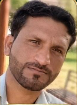 NKMalazai's tweet photo. دارالحکومت اسلام آباد کے علاقے ’’بحریہ انکلیو‘‘ میں ڈکیتی کی واردات کے دوران ڈاکوؤں کی فائرنگ سے ایک نوجوان جان کی بازی ہار گیا۔ واقعہ کل رات کو ہاوسنگ سوسائٹی کے سیکٹر ’’اے‘‘ میں پیش آیا۔

پولیس کے مطابق مسلح ڈاکو ہاوسنگ سوسائٹی کے سیکٹر اے میں واقع ایک گھر میں ڈکیتی کی واردات کے بعد فرار ہو رہے تھے کہ گلی میں سامنے سے آنے والے بحریہ کے ملازم، نوجوان ذکی پر ملزمان نے براہ راست فائرنگ کر دی۔ ملزمان فائرنگ کرتے ہوئے باآسانی فرار ہونے میں کامیاب ہو گئے۔

تھانہ بنی گالہ، جس کی حدود میں یہ سوسائٹی آتی ہے، کے ایس ایچ او نے مجھے بتایا کہ قتل کا مقدمہ درج کیا جارہا ہے اور ملزمان کی گرفتاری کے لیے کوششیں جاری ہیں۔ انہوں نے مزید انکشاف کیا کہ بحریہ انکلیو میں ڈکیتی کی حالیہ وارداتوں میں ایک ہی مخصوص گروہ ملوث ہے، جسے جلد از جلد قانون کے کٹہرے میں لایا جائے گا۔

دوسری جانب، ایک گیٹیڈ اور محفوظ سمجھی جانے والی سوسائٹی میں ڈکیتی کے پے درپے واقعات اور اندوہناک قتل کے بعد مکینوں میں شدید خوف و ہراس پھیل گیا ہے۔ شہریوں نے سوسائٹی انتظامیہ کی ناقص سیکورٹی اور چیکنگ کے نظام پر سخت سوالات اٹھاتے ہوئے اعلیٰ حکام سے فوری نوٹس لینے کا مطالبہ کیا ہے۔