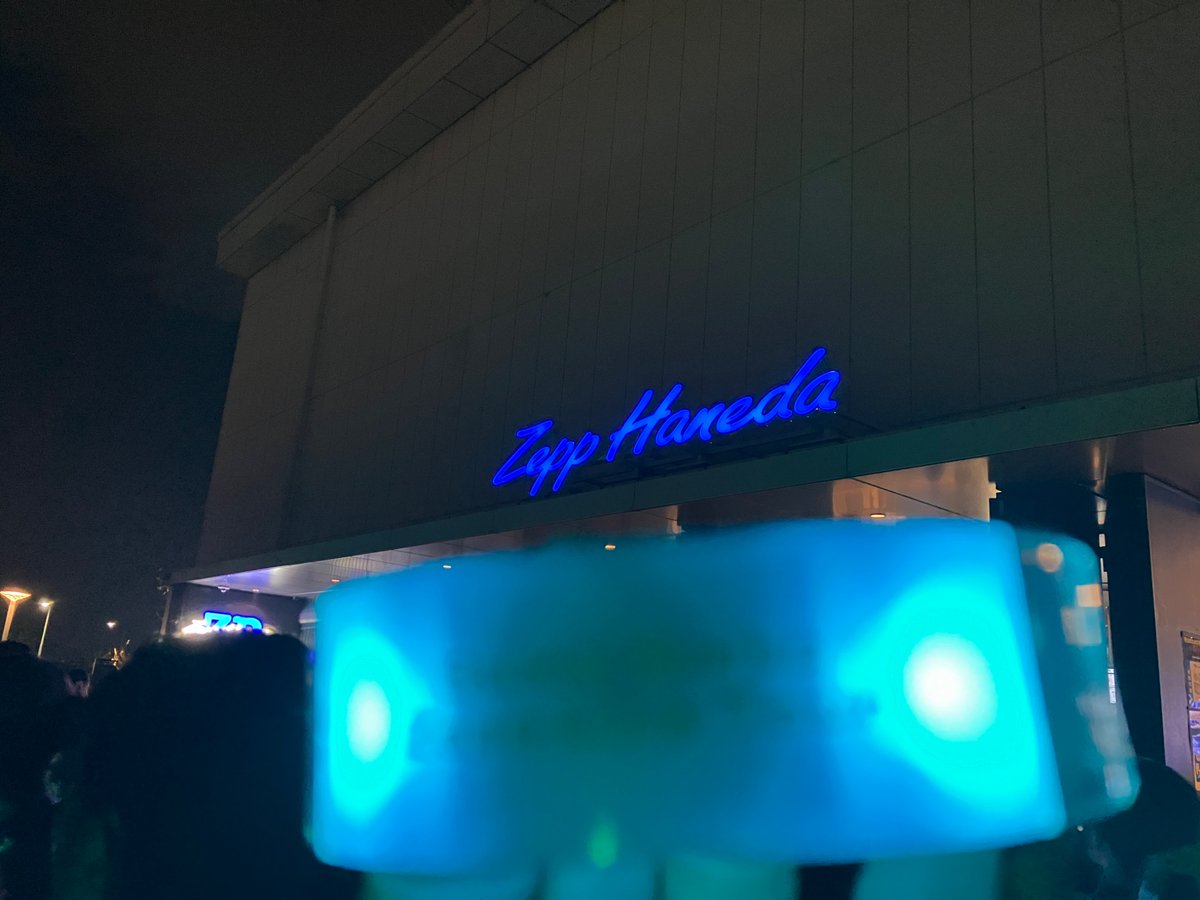 PhantomGoldSlug's tweet photo. 大阪に引き続き参戦しました！！！1週間という短スパンで推しの活躍が生でみれるのしゅごい🥺有難い🙏
壮馬くん大阪の時よりもお立ち台にたくさん乗ってくれて、高所恐怖症らしいのにとても優しい😂ありがとう＆お疲れ様でした！！！残りの公演も頑張ってください！！！

 #ブルアド #斉藤壮馬ライブ https://t.co/1lZk89iiQ4