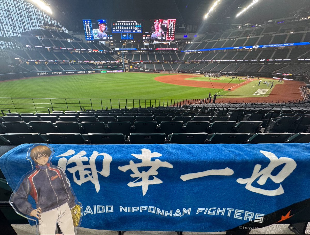 ao__0125's tweet photo. ファイターズ×ダイヤのA 2Days⚾️

トークショーは運良く2日ともかなり近い距離で見れました🫶話のテンポ感も良いし、ツッコミも面白いしで、改めて3人の仲の良さが伝わってきました☺️
スタメン発表もすごく良かった〜！

またコラボやって欲しいな〜！

#ダイヤのA
#lovefighters https://t.co/TolgeVtR82
