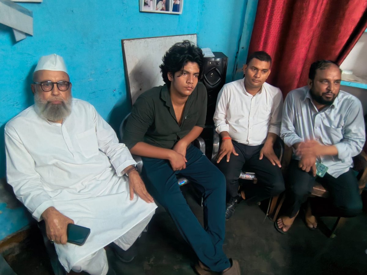 Nation27Digital's tweet photo. #Bareilly | जंतर-मंतर से लौटे छात्रों का स्वागत, भाजपा नेता पर मुकदमे की मांग

नई दिल्ली के जंतर-मंतर छात्र आंदोलन से लौटे छात्रों का बरेली में सपा नेताओं और कार्यकर्ताओं ने स्वागत किया। छात्रों को फूल-मालाएं पहनाकर अभिनंदन किया गया।

सपा नेता इंजीनियर अनीस अहमद ने आरोप लगाया कि छात्रों के साथ अभद्र व्यवहार किया गया और संबंधित भाजपा नेता के खिलाफ निष्पक्ष जांच कर मुकदमा दर्ज करने की मांग की।

पीड़ित छात्र आयुष रंजन ने आरोपी भाजपा नेता सत्यम पंडित समेत 8 लोगों पर कार्रवाई की मांग की है। मामले को लेकर सपा अध्यक्ष अखिलेश यादव ने भी सोशल मीडिया पर प्रतिक्रिया दी थी।

#Bareilly #UPNews #StudentProtest #BreakingNews #UttarPradesh

@samajwadiparty @yadavakhilesh @Uppolice @bareillypolice  @CMOfficeUP