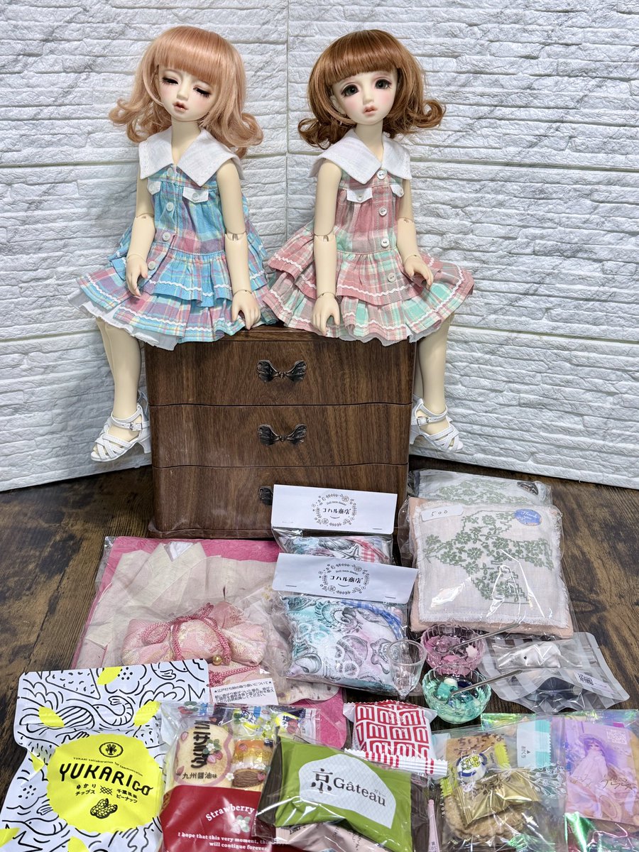 misora_seren's tweet photo. ドルパの戦利品といただいたお菓子♪
双子ちゃんのお洋服は購入してすぐにお着替え🤭
腰痛なのに家具を買ってしまう😅
取っ手の金具が蝶なの💕
クッションを4つも買う💦
双子だから何でも２つずつ買う😅
夜ちゃんのお耳は先の広島イドルで代行してもらったのを今日受け取りしたものです🤗 https://t.co/iVsX2MOAxk
