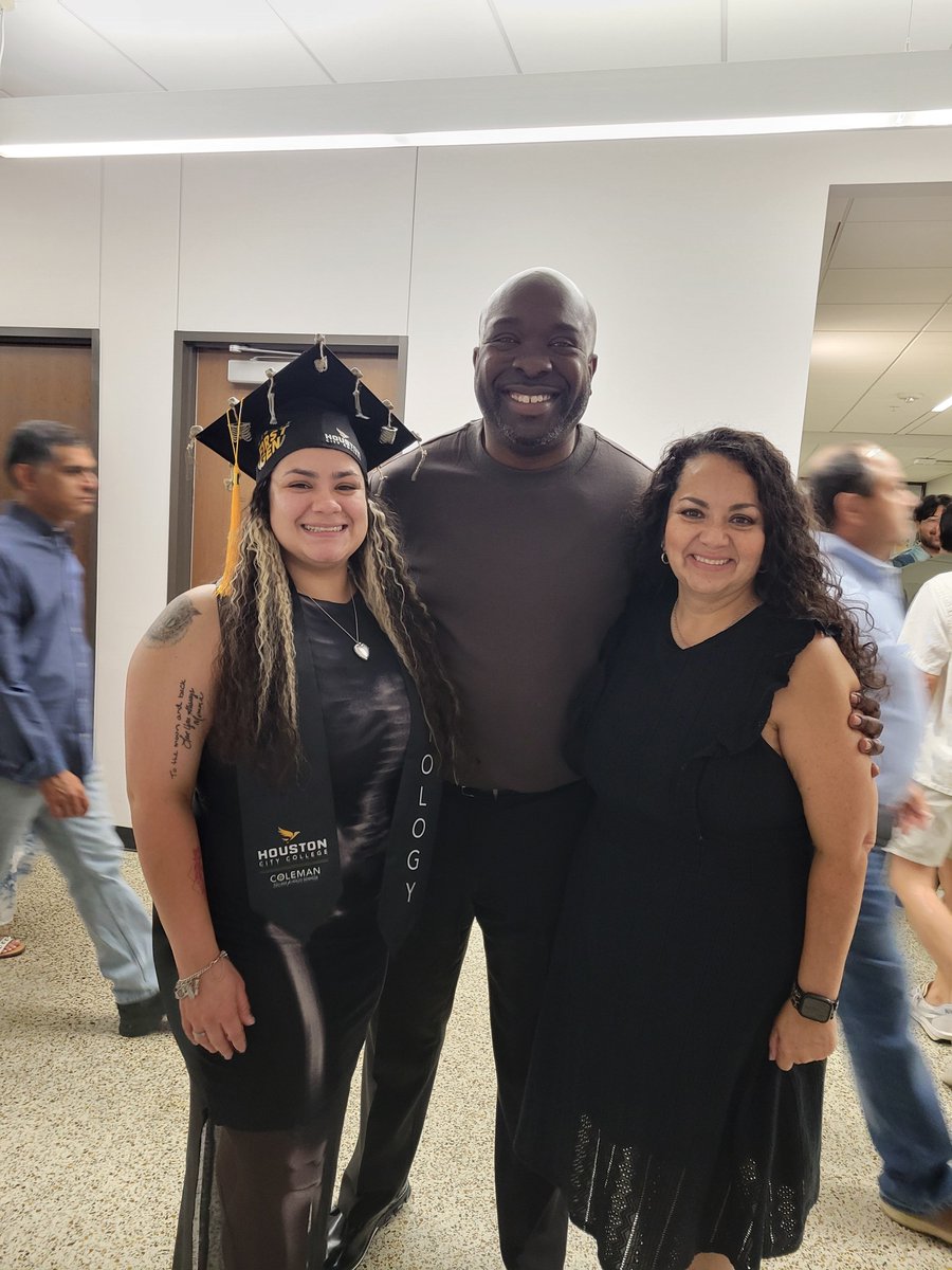 MccallDemetrius's tweet photo. "Dr. McCall, can you come to my college graduation"? Yes, indeed! Congratulations, Lauryn. Serving as your high school principal was a joy. Witnessing your college graduation is a blessing. #OneSheldon https://t.co/wGISxgzRyA