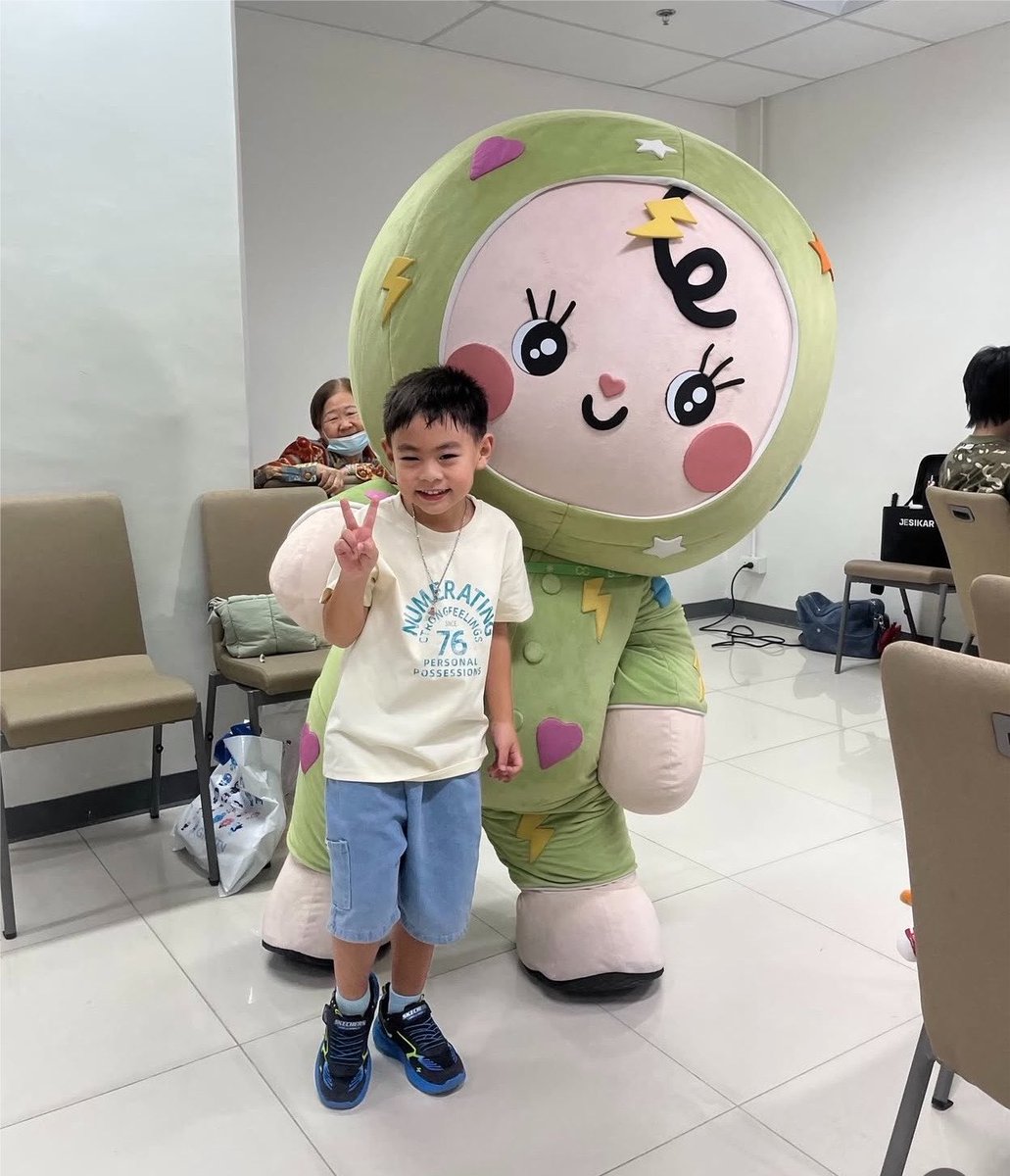 _iloveoffgunn's tweet photo. bii conoció a sus primos y a su abuelita🥺 https://t.co/LKo6FmZpK3