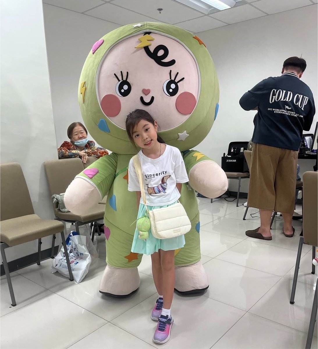 _iloveoffgunn's tweet photo. bii conoció a sus primos y a su abuelita🥺 https://t.co/LKo6FmZpK3