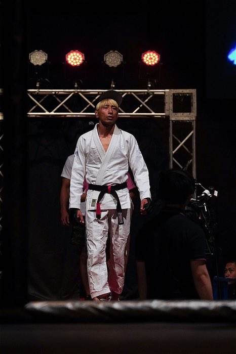 shooto_wa's tweet photo. 来年、自分は再び道衣を纏ってグローブを拳にはめ、ケージへ戻る。

その日のための準備を、これからも積み重ねていく。

お互いに戦おうと、まだ約束を果たせていない相手がいる。
そして、必ず倒さなければならない相手でもある。

その先に目指す景色も、もう見えている。

2026年の後半も、全力で駆け抜ける。

@romancombat