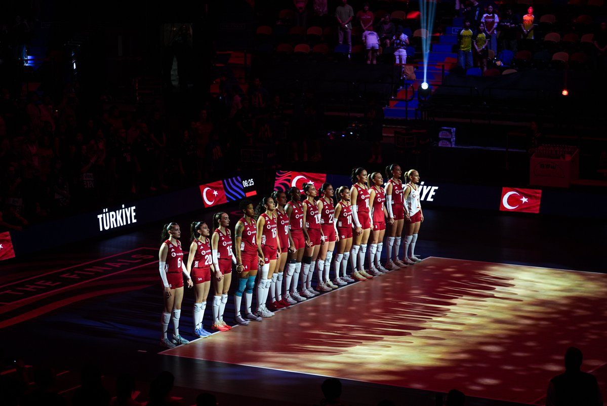 4141sport's tweet photo. 💪 SAFLARI SIKLAŞTIRALIM. Vazgeçmiyoruz! 

İlk seti Brezilya kazandı: 23-25! Haydi #FileninSultanları

🇹🇷 Türkiye 0-1 Brezilya 🇧🇷 https://t.co/urUtmXPJvG