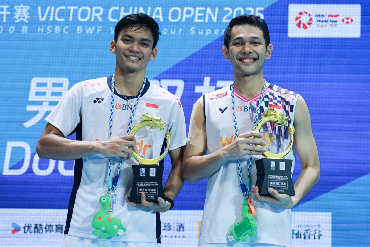 ainurohman's tweet photo. 2025 dan 2026 

Tempat yang sama. Gelar yang sama. 
Dalam perjalanannya, Fajar/Fikri🇮🇩 juga mengalahkan lawan2 yg sama. 

2025: vs Liang/Wang🇨🇳 di SF, Kim/Seo🇰🇷 di QF 
2026: vs Liang/Wang🇨🇳 di SF, Kim/Seo🇰🇷 di FINAL https://t.co/iw6uWrznRp