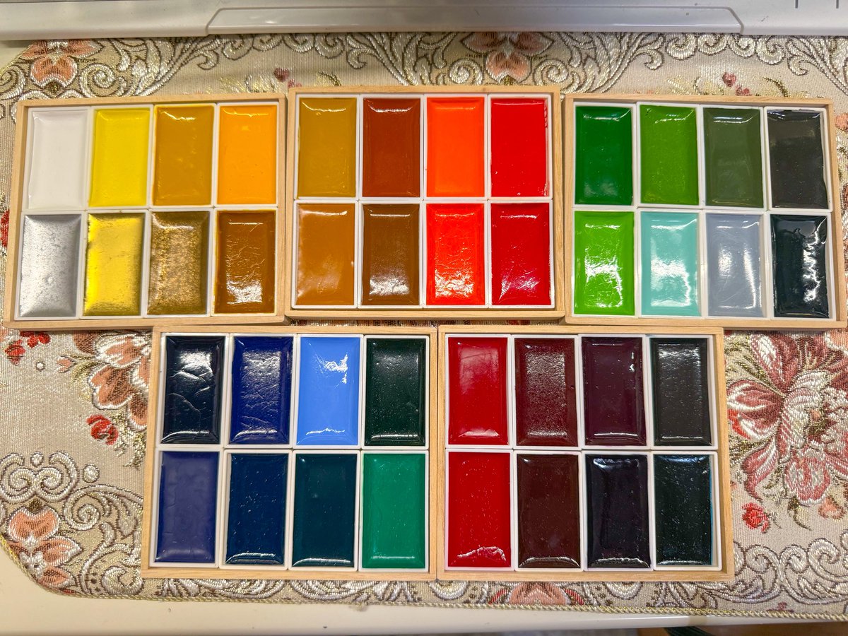 Danburite10's tweet photo. 先週でしたが、上羽絵惣さんのお店にお邪魔して桐箱入り顔彩全色セットお迎えしてしまいました。 https://t.co/XHKZhbhWHD
