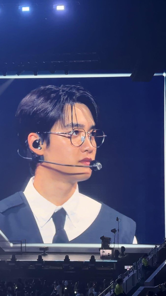 dd__dandelion's tweet photo. DOH KYUNGSOO WEARING GLASSES AT SINGAPORE DAY 2 IS ACTUALLY CRAZY. 🔥 https://t.co/DaJEdc0hXO