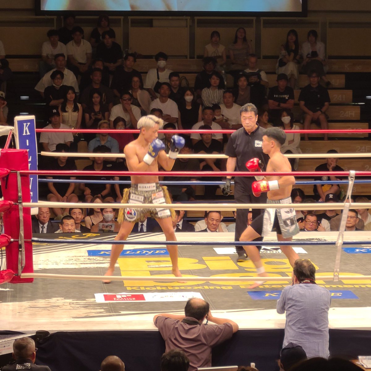 serval87's tweet photo. 第11試合　第3代Bigbangバンタム級王座決定トーナメント準決勝　3分3R（延長1R）　井上海山（POWER OF DREAM）　柊真（しゅうま）（ホライズンキックボクシングジム）　柊真判定勝ち。 https://t.co/G63sLT53R3