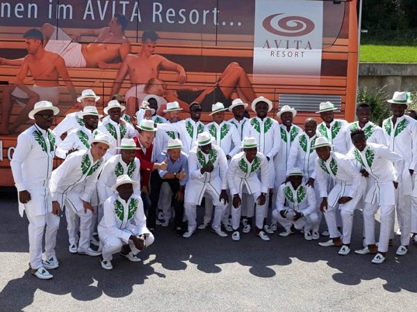 maxanaki_'s tweet photo. @Mimi_yakigar So what exactly does a “Nigerian dress code” look like to you? They are wearing coordinated green &amp; white Ankara/Adire outfits with headwraps, a modern, pan-Nigerian style that uses Nigeria’s official national colors and fabric patterns popular across the country. https://t.co/NL2uYphl4B