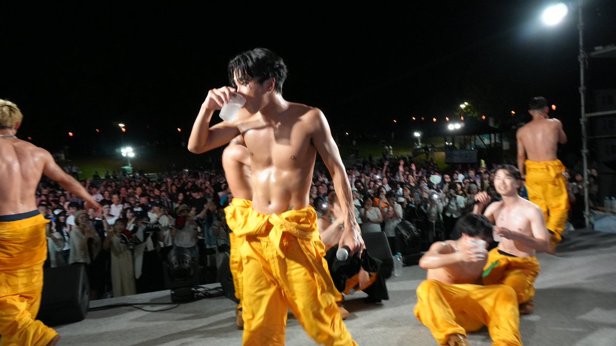 _ragpound_'s tweet photo. 2026.7.25
牛久市で開催された
【第42回うしくかっぱ祭り】
#ラグパン で参加させていただきました！

レモンサワー屋台から始まり
レモンサワーの歌で終わる
レモンだらけの夏の始まりでした🍋

初披露した新曲は
『Y.L.S.S. - RP ver.』
7/30に緊急リリースされます🦺🍋
早くみんなに聞いて欲しい💥

#うしくかっぱ祭り #レモンサワーニキ #YLSS #LDH
