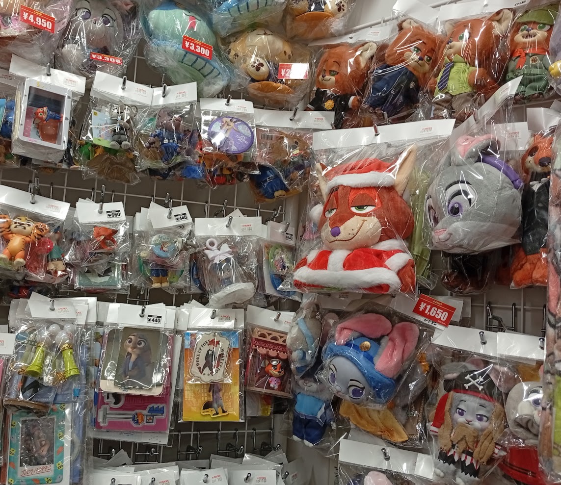 kbooks_anime_a's tweet photo. キャラ館αオープンしました😆

当店では
『#ディズニー』コーナをドドンッと展開中❣

※リニューアルに伴い、本日は【18時】までの営業です！！
※買取は終日休止となります

池袋へお越しの際は、ぜひキャラ館αへ✨ https://t.co/ZDSpvKJykb