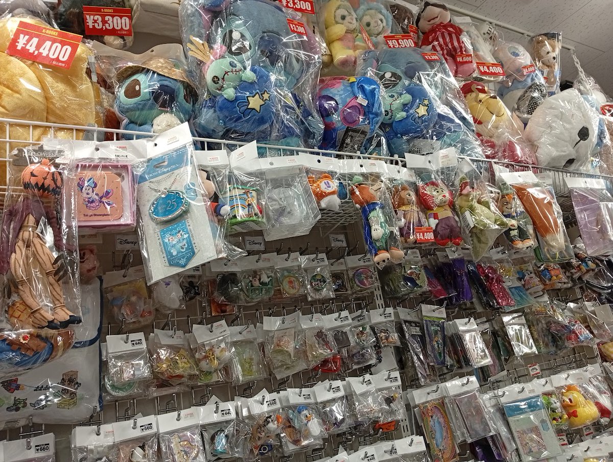 kbooks_anime_a's tweet photo. キャラ館αオープンしました😆

当店では
『#ディズニー』コーナをドドンッと展開中❣

※リニューアルに伴い、本日は【18時】までの営業です！！
※買取は終日休止となります

池袋へお越しの際は、ぜひキャラ館αへ✨ https://t.co/ZDSpvKJykb
