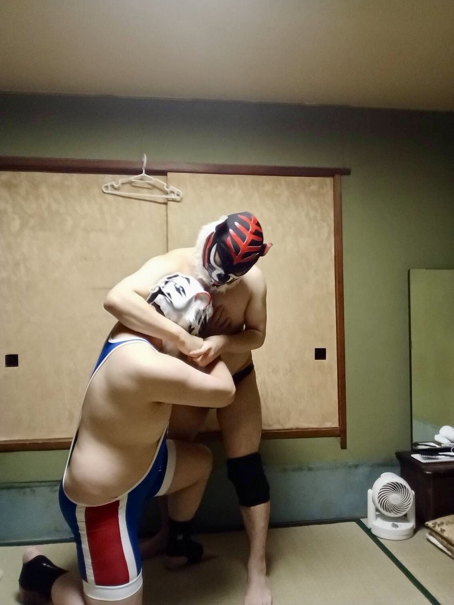 _kagetora__'s tweet photo. 試合では、年下のヒールタイガーマスクに苦戦させられっぱなしでした…
容赦ない締め上げに、早くもギブアップしそうになっているのに股間の方はといえば… https://t.co/ViyEq9gA10