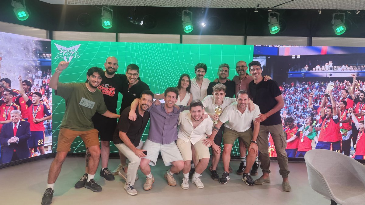 PellooLopez's tweet photo. Con la semana de reposo necesaria para digerir lo que ha sido este Mundial, puedo decir que lo he ganado dos veces.

Gracias a @RevistaPanenka por la oportunidad, y a todos los que habeis formado parte de esto por hacerlo mágico.

¡Qué partido hemos jugado durante 50 días! https://t.co/vrKnftFVkL