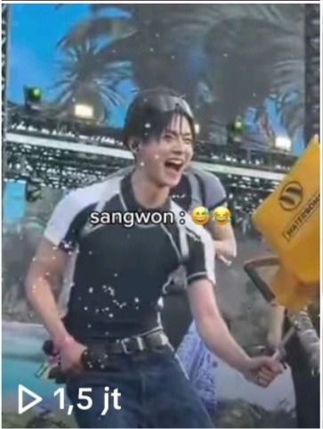 ALD1_fess's tweet photo. allyz! sender seneng bgt sangwon viral jalur lupa matiin air, ditiktok tembus 1,5M &amp; jdi banyak yg kepoin ald1🥺 trus banyak yg hitweet jg sampe ada 3 tweet yg nembus 1M keatas bahkan udah ada yg 2M dipuji karna ngeganti lirik from "guys on top, girls get low" to "girls on top"🥺 https://t.co/yVLQFYr126