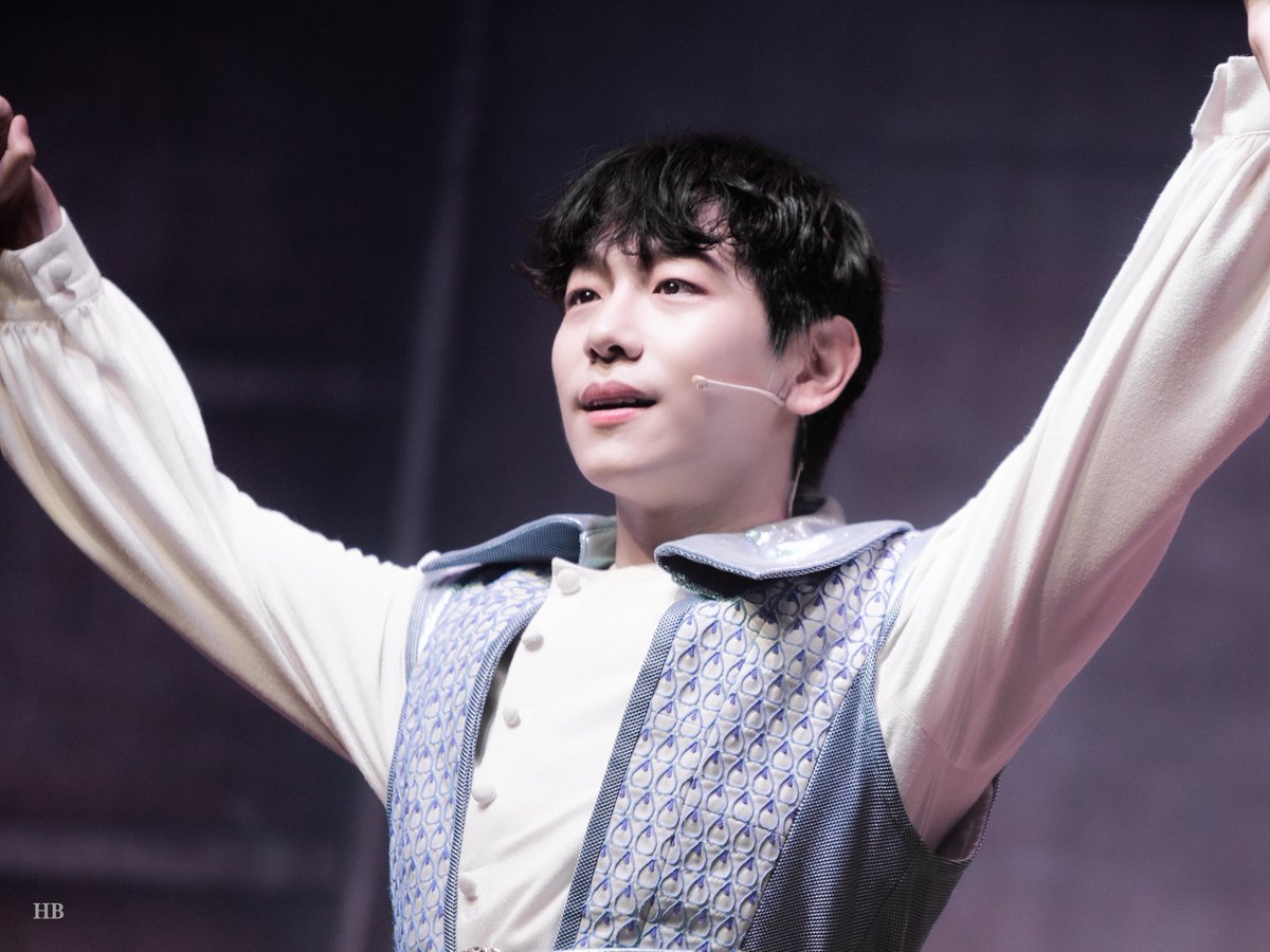 HABE_lll's tweet photo. 251115 뮤지컬 난쟁이들 커튼콜 데이
찰리| #신주협 배우님

야호~ 하얀 빵을 모두 갚았어~ https://t.co/DmG0IfOOvP