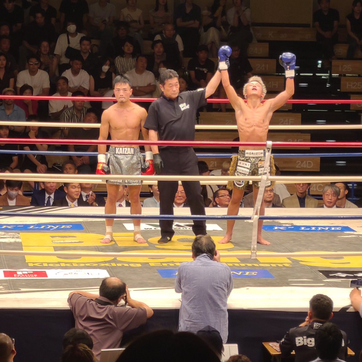 serval87's tweet photo. 第11試合　第3代Bigbangバンタム級王座決定トーナメント準決勝　3分3R（延長1R）　井上海山（POWER OF DREAM）　柊真（しゅうま）（ホライズンキックボクシングジム）　柊真判定勝ち。 https://t.co/G63sLT53R3