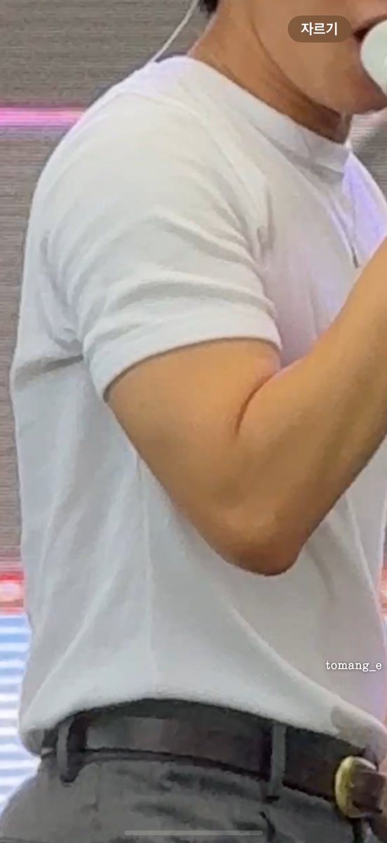 tomang_e's tweet photo. 260726 서은광 버스킹 

은광오빠 머슬핏 헿 ☺️

#서은광 @BTOB_SEKwang https://t.co/RWS9AxWz8p