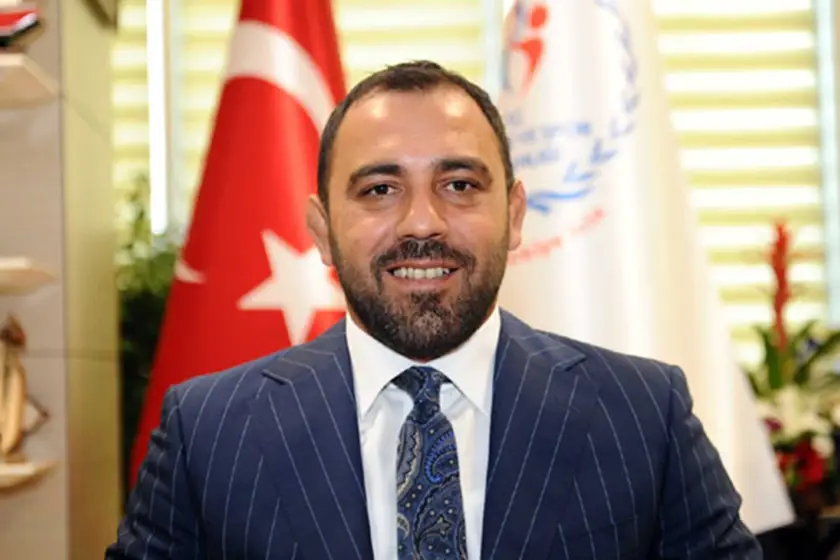 RusenPress's tweet photo. "İnsan dolduramadığı yerde bulunmamalıdır."

Hamza Yerlikaya, uzun süre tartışmaların odağında oldu. Sahte diploma ile gündeme gelse de yine de her yerde ağırlandı. Makam elde etmekte sıkıntı çekmedi. 

Şimdi ise oğlu müsabakada yenildiği için hakemin üzerine yürümesiyle gündeme geldi. 

Gençlik ve Spor Bakan Yardımcısı Hamza Yerlikaya, Minikler Türkiye Güreş Şampiyonası'nda mücadele eden oğlu Cihan Yerlikaya'nın yenilmesinin ardından kontrolü kaybedip tribünden mindere atlayarak hakemin üzerine yürüdü.   

Küfürler savurduğu hakemi kolundan tutarak salonun dışına çıkarmaya çalışan Yerlikaya'nın o anları "yeter artık" dedirtti.