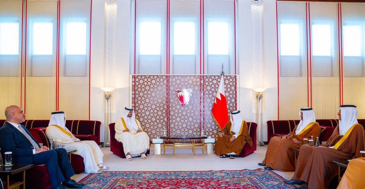 bna_ar's tweet photo. لدى لقاء سموه الفرق الطلابية الفائزة في مسابقة "ستارت أب بحرين – جامعة البحرين "..  سمو ولي العهد رئيس مجلس الوزراء:  دعم الابتكار وريادة الأعمال وتعزيز البيئة المحفزة للمواهب والكفاءات الوطنية يمثل نهجًا راسخاً ضمن مسيرة البناء والتطوير

https://t.co/0uyEZdH5w0 https://t.co/4jugkdClJ5