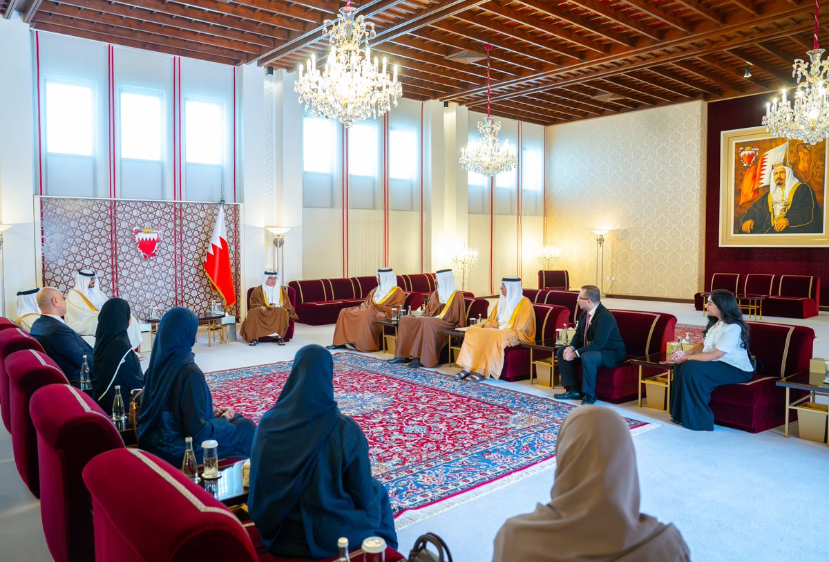 bna_ar's tweet photo. لدى لقاء سموه الفرق الطلابية الفائزة في مسابقة "ستارت أب بحرين – جامعة البحرين "..  سمو ولي العهد رئيس مجلس الوزراء:  دعم الابتكار وريادة الأعمال وتعزيز البيئة المحفزة للمواهب والكفاءات الوطنية يمثل نهجًا راسخاً ضمن مسيرة البناء والتطوير

https://t.co/0uyEZdH5w0 https://t.co/4jugkdClJ5