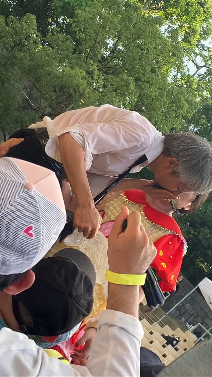 ot0nadakara's tweet photo. マーヤさんに髪の毛チュッてされた後のまきちゃんの顔が乙女すぎるね、まきちゃん。
#服部フェス2026
#服部フェス https://t.co/VFqDIItfdo